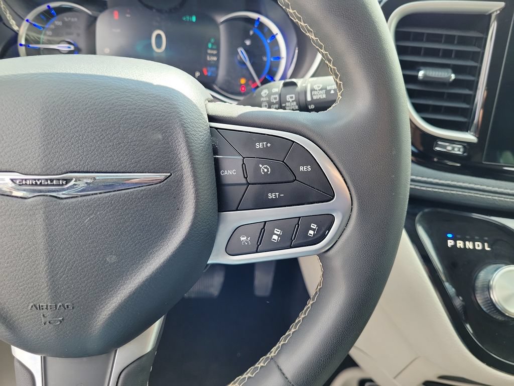 Used 2023 Chrysler Pacifica Touring-L FWD image 29