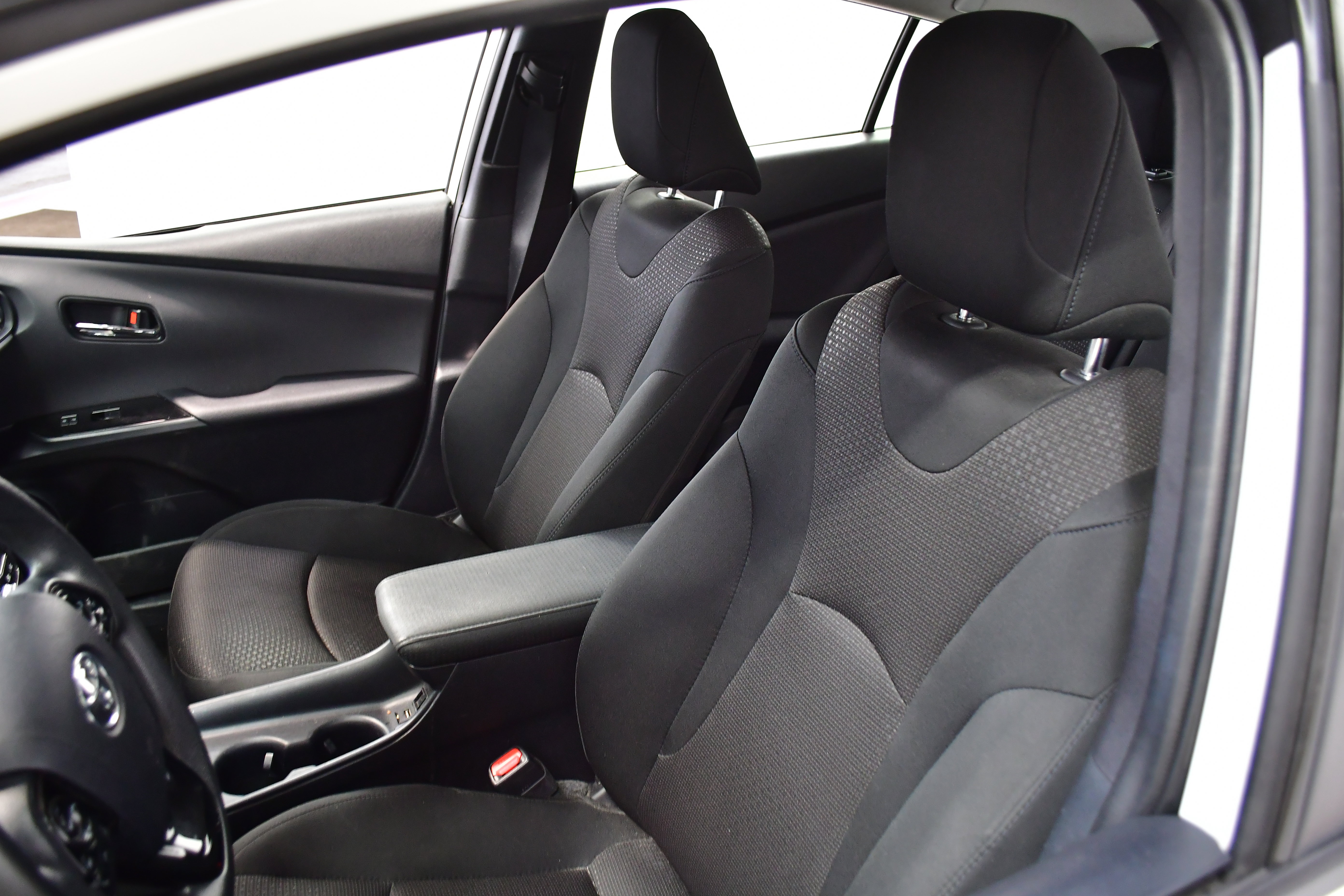 Used 2022 Toyota Prius LE image 16