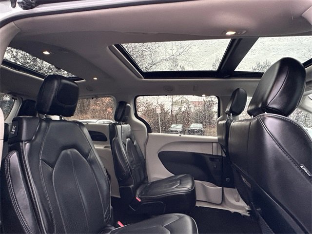 Used 2019 Chrysler Pacifica Limited image 18