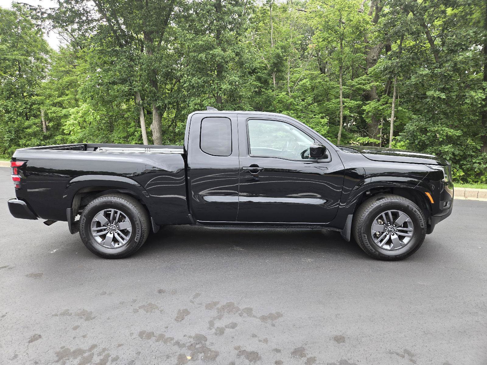 Used 2025 Nissan Frontier SV w/ SV Convenience Package RWD image 2