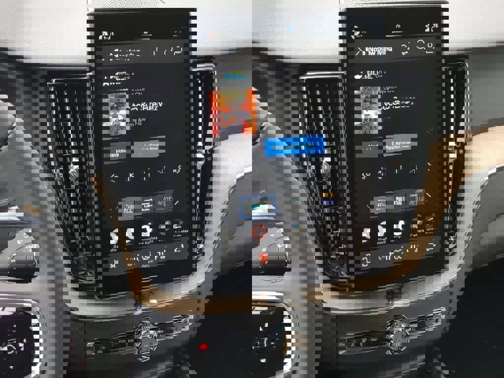 New 2026 Volvo XC60 B5 Plus w/ Protection Package Premier image 26