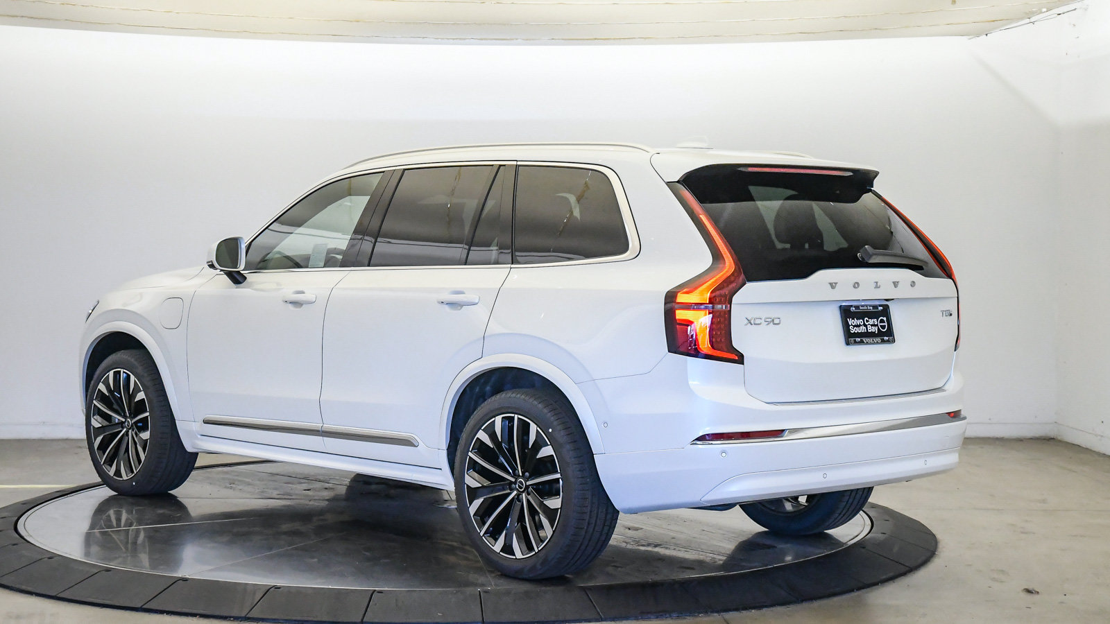 New 2026 Volvo XC90 T8 Plus w/ Protection Package AWD/4WD image 2