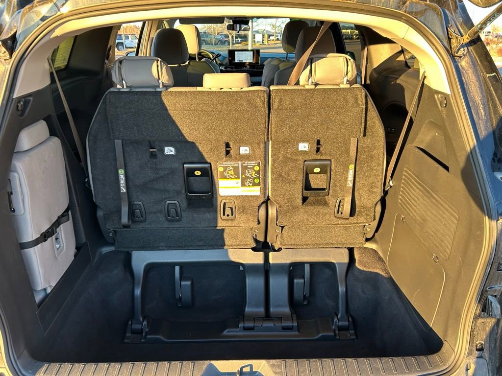 Used 2025 Toyota Sienna LE image 30
