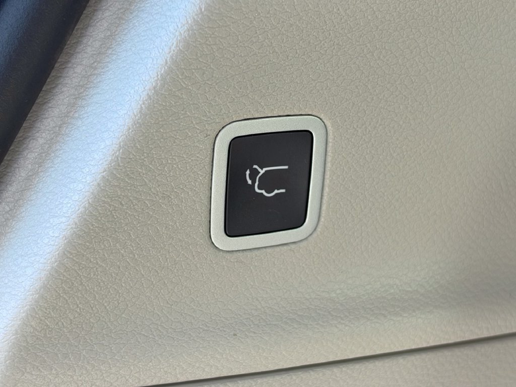 Used 2023 Chrysler Pacifica Touring-L FWD image 17