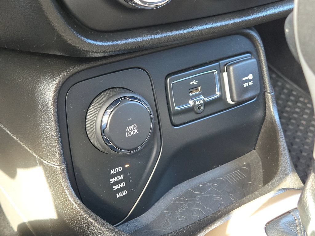 Used 2017 Jeep Renegade Latitude w/ Cold Weather Group AWD/4WD image 26