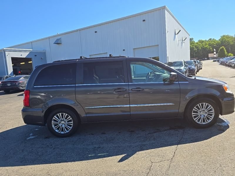 Used 2016 Chrysler Town & Country Touring FWD image 8