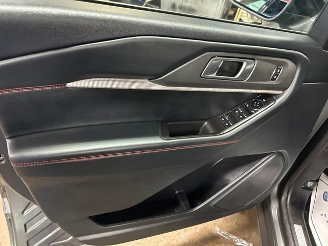Used 2025 Ford Explorer ST-Line w/ ST-Line Street Pack AWD/4WD image 11