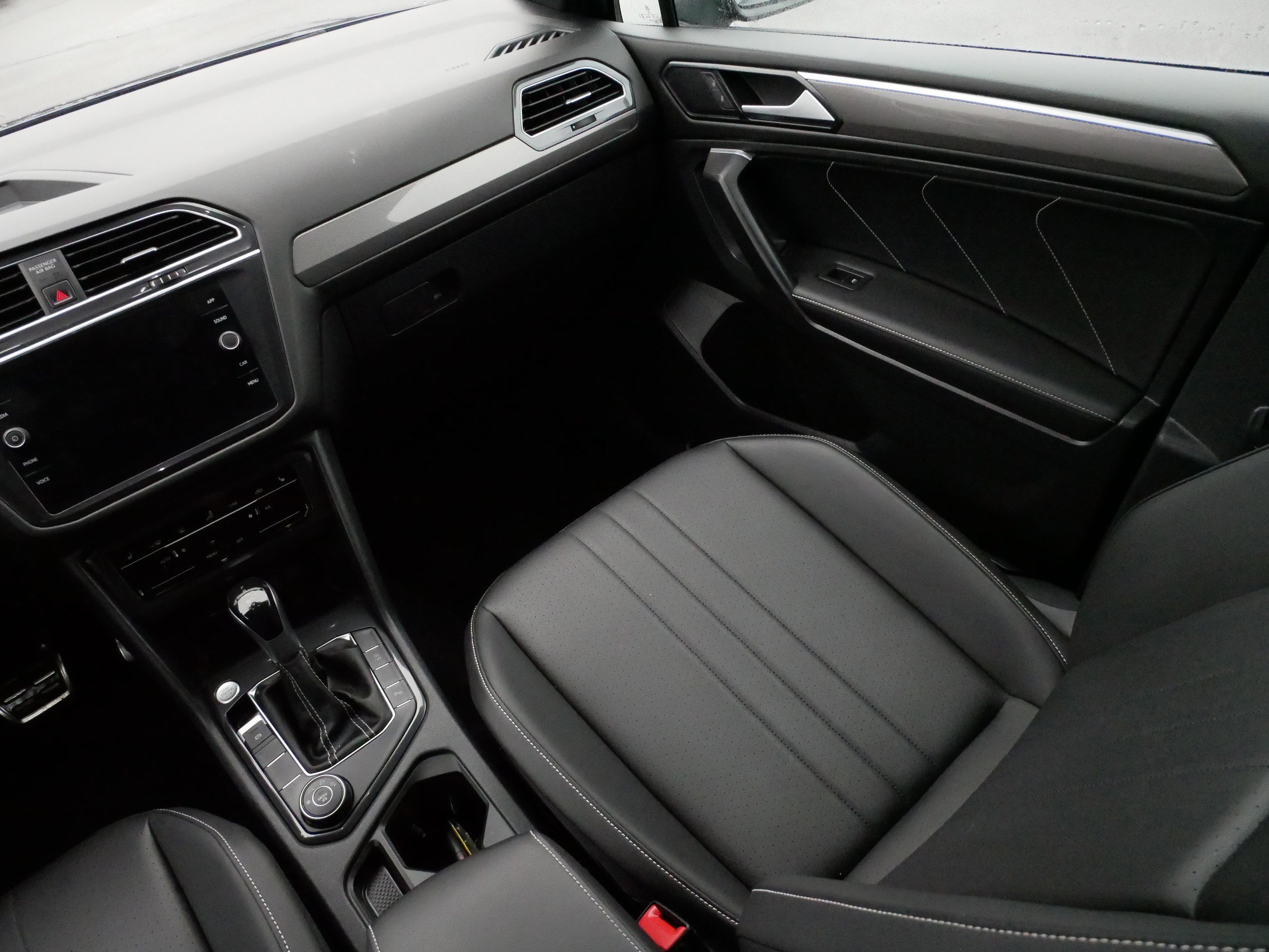 Certified 2023 Volkswagen Tiguan SE R-Line image 11