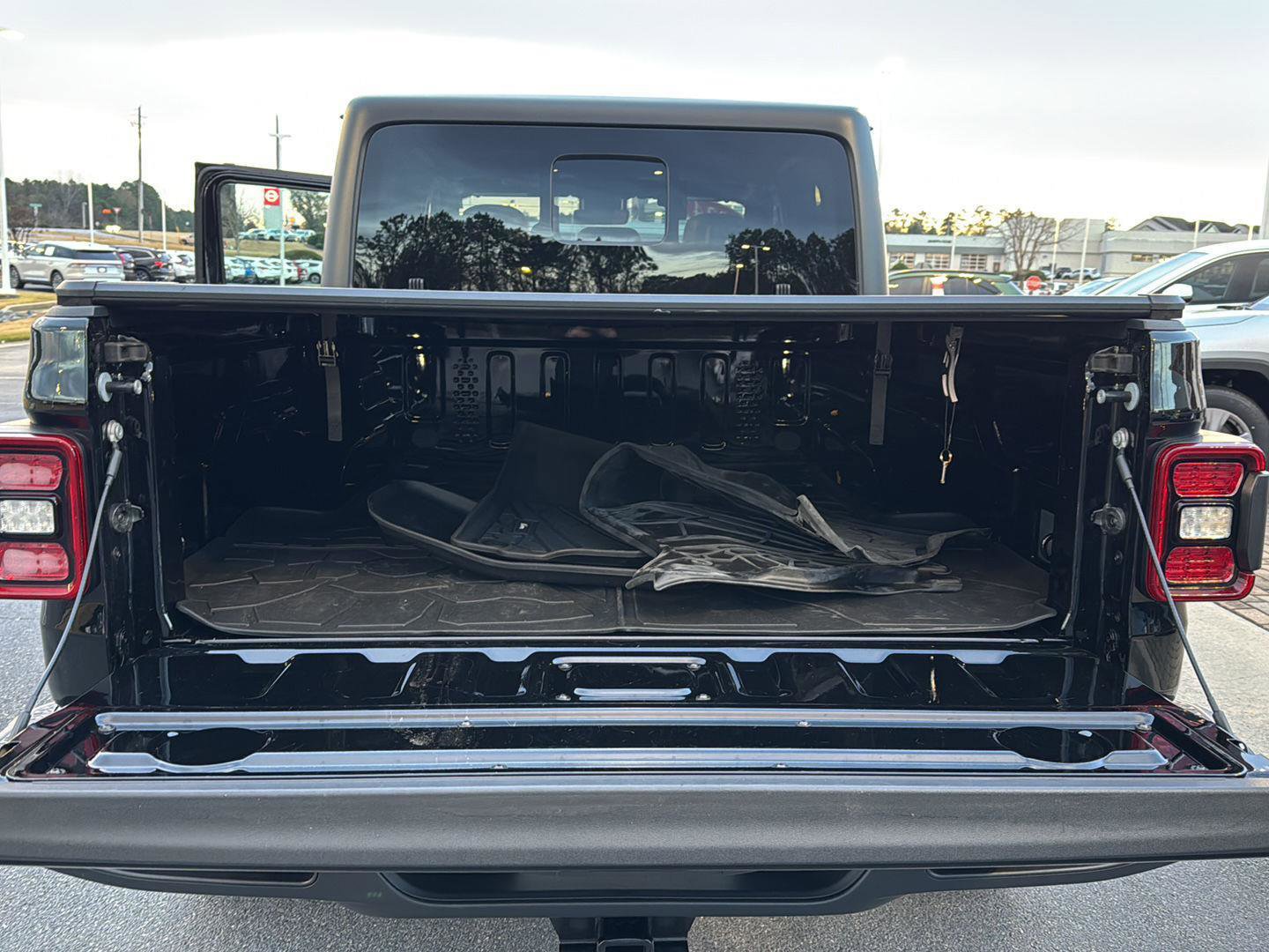 Used 2024 Jeep Gladiator Mojave w/ Technology Group image 29