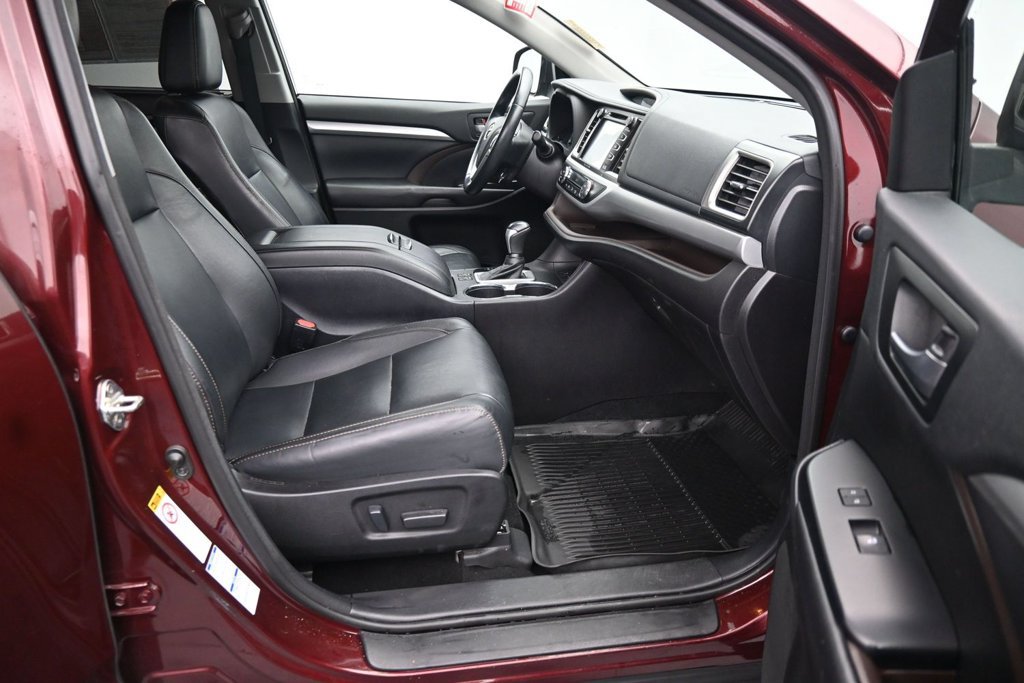 Used 2018 Toyota Highlander XLE AWD/4WD image 13