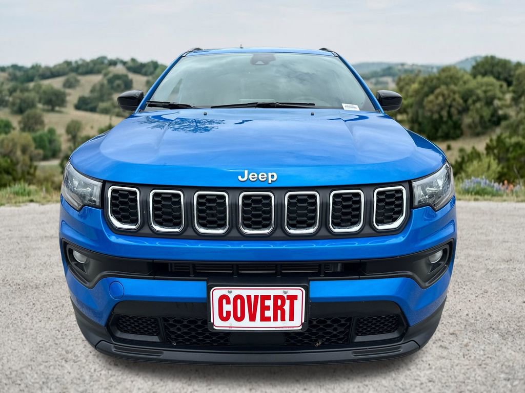 Used 2025 Jeep Compass Latitude w/ Convenience Group AWD/4WD image 2