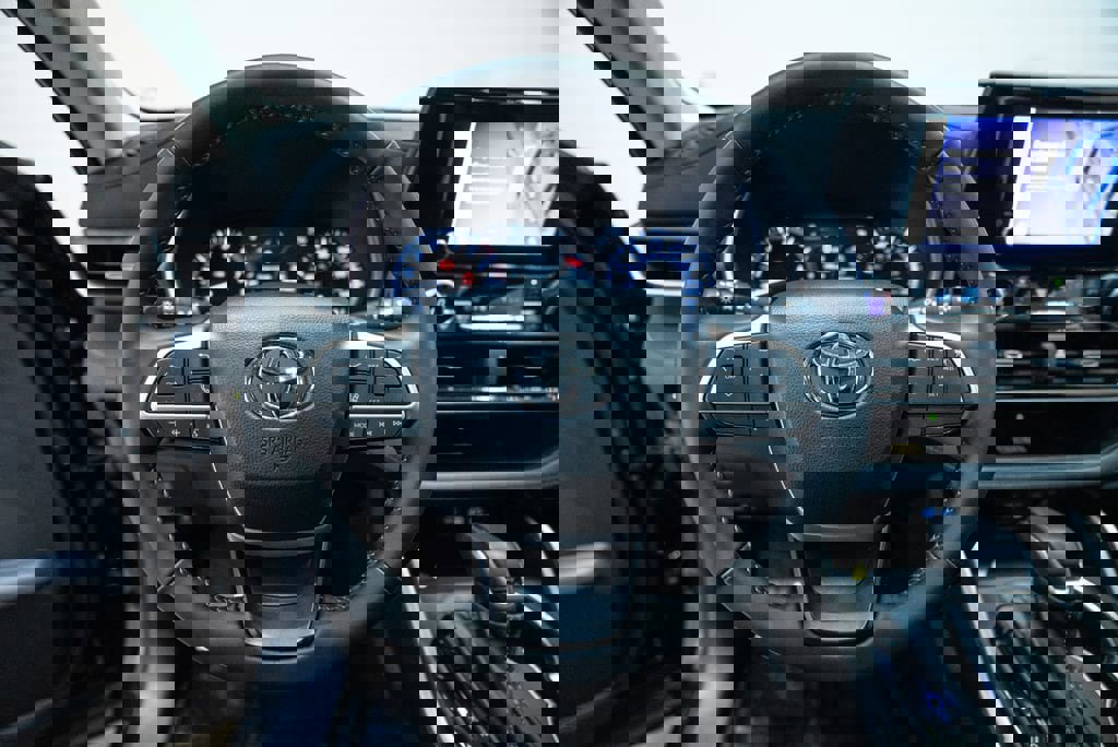 Used 2023 Toyota Highlander XLE AWD/4WD image 17