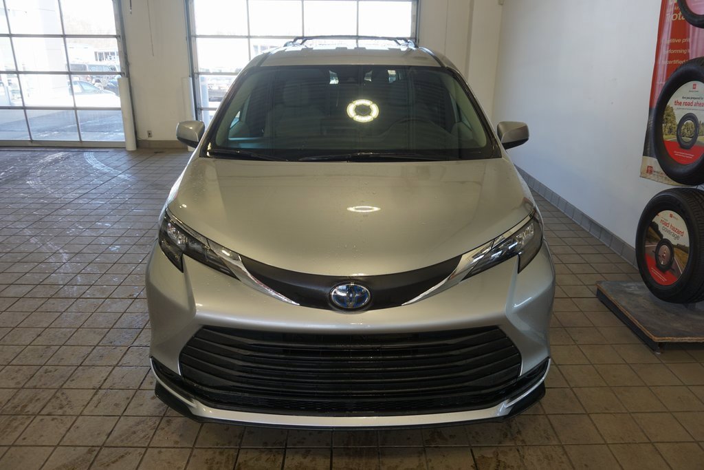 Used 2025 Toyota Sienna LE image 12
