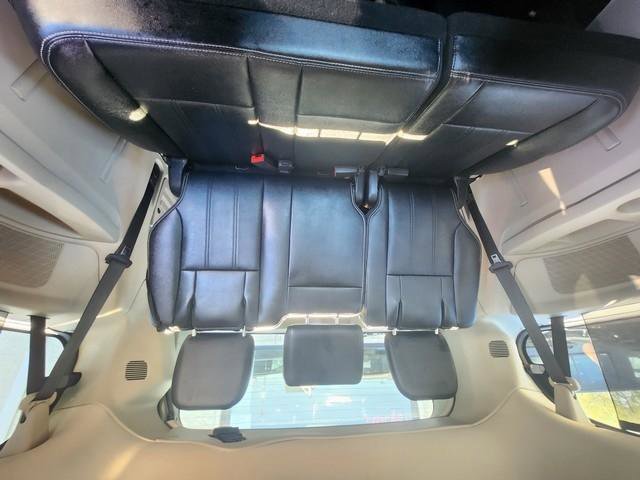 Used 2015 Chrysler Town & Country Touring FWD image 19
