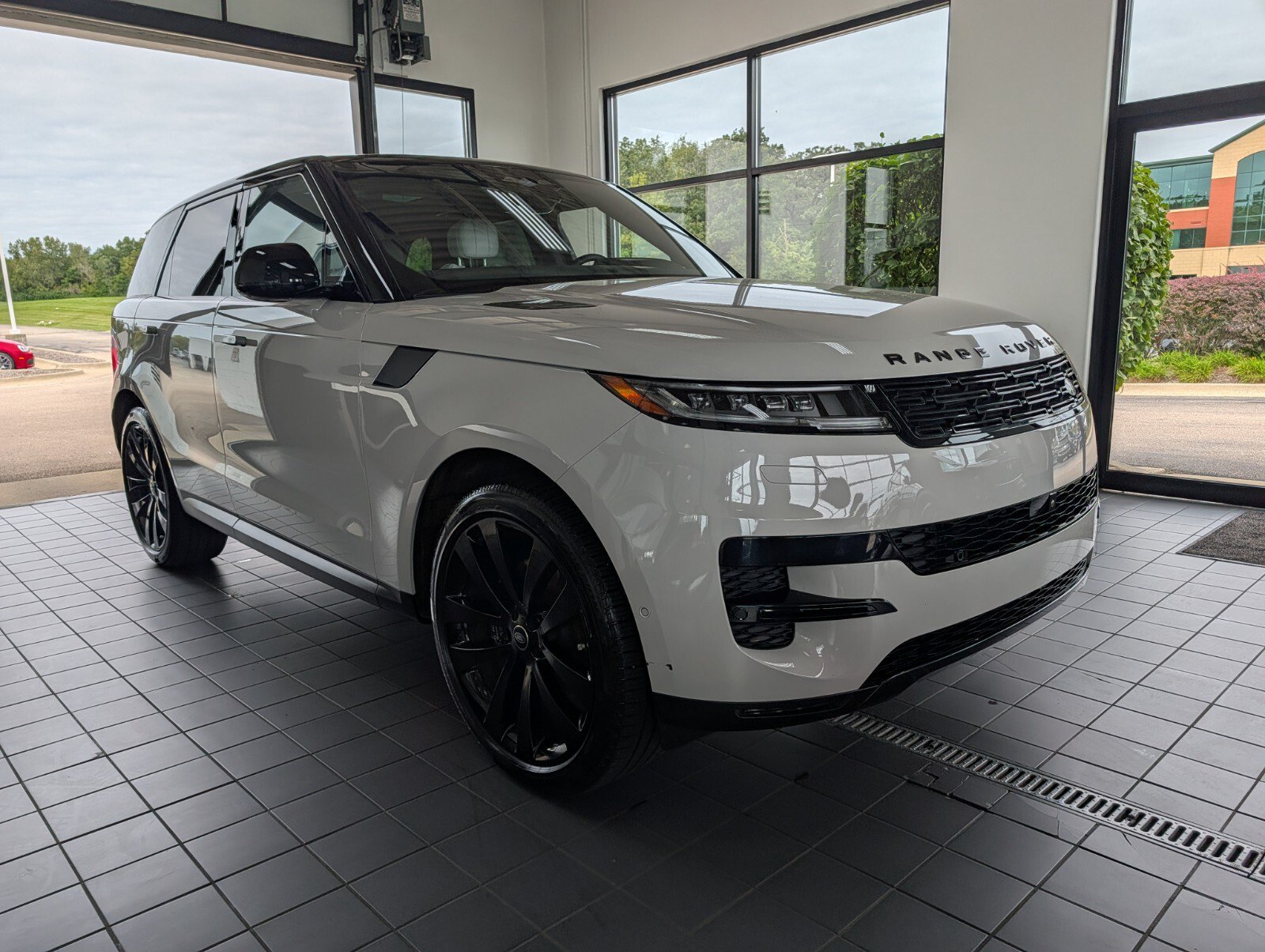 Used 2025 Land Rover Range Rover Sport SE