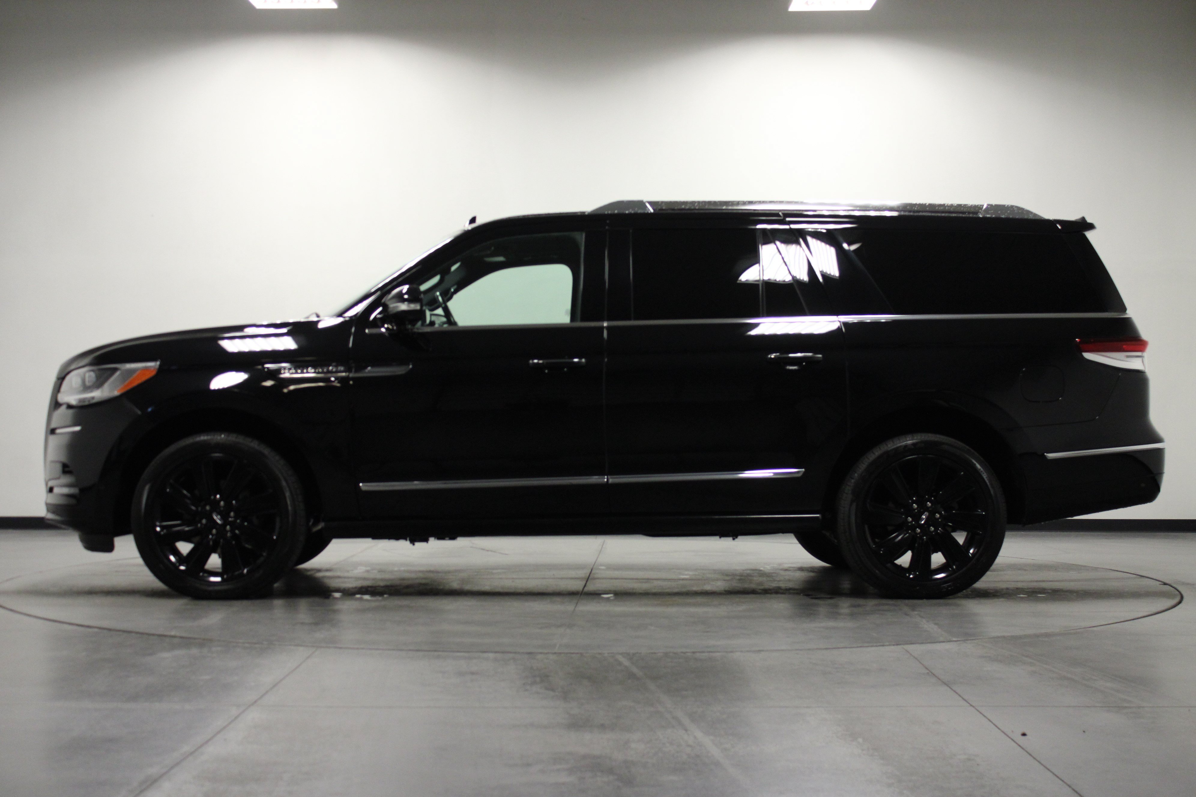 Used 2024 Lincoln Navigator L Reserve AWD/4WD image 7