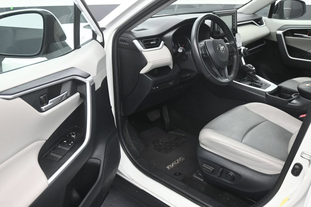 Used 2019 Toyota RAV4 XLE Premium FWD image 10
