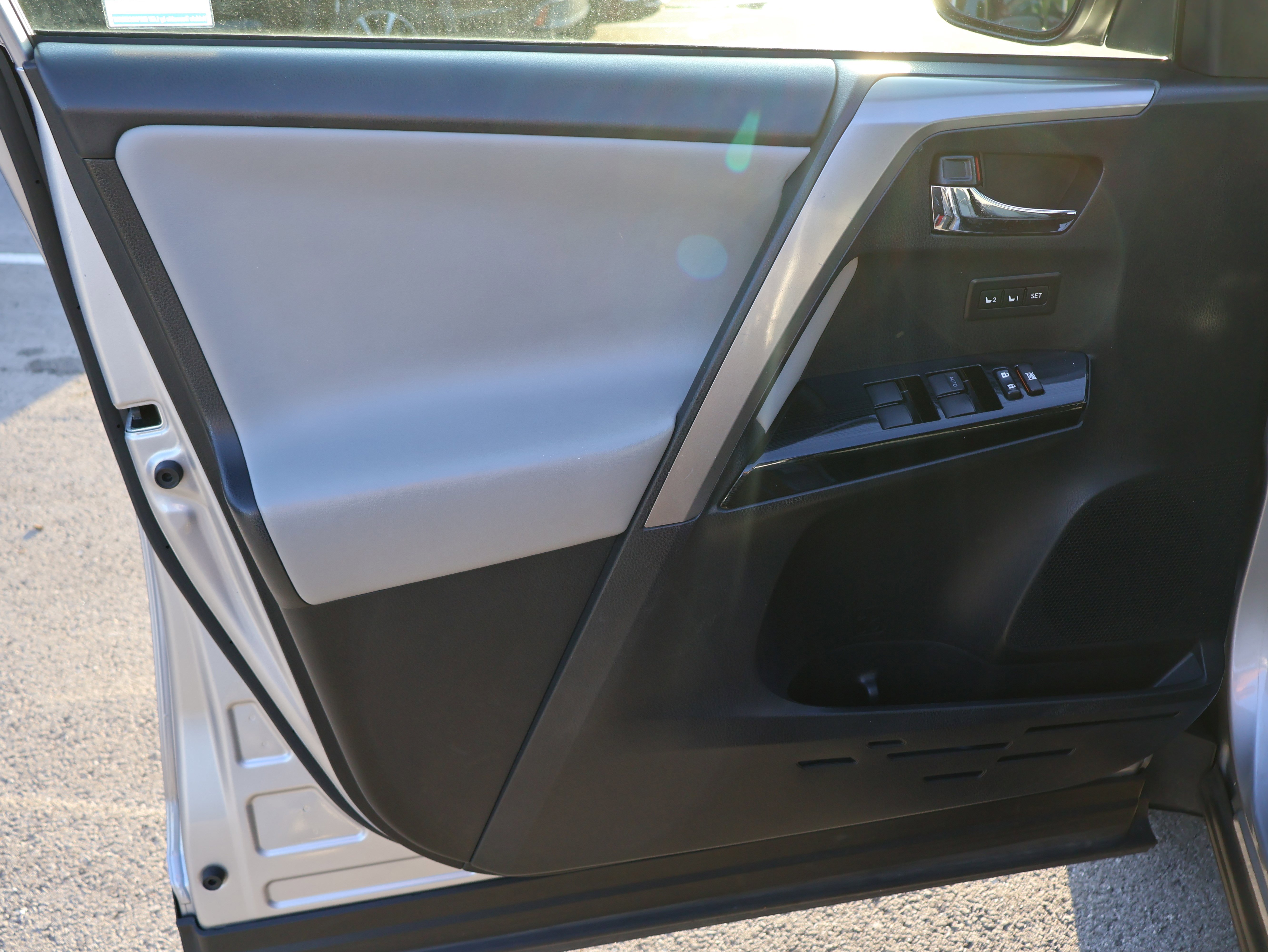 Used 2018 Toyota RAV4 Limited image 23