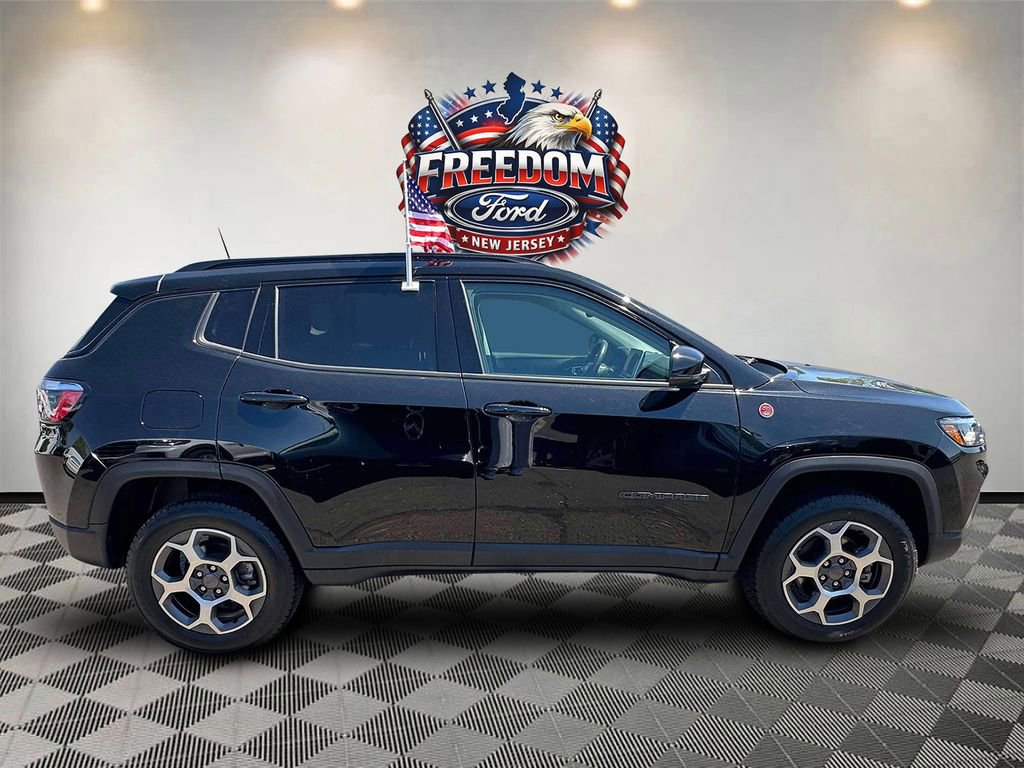 Used 2022 Jeep Compass Trailhawk w/ Trailhawk Convenience Group AWD/4WD image 3