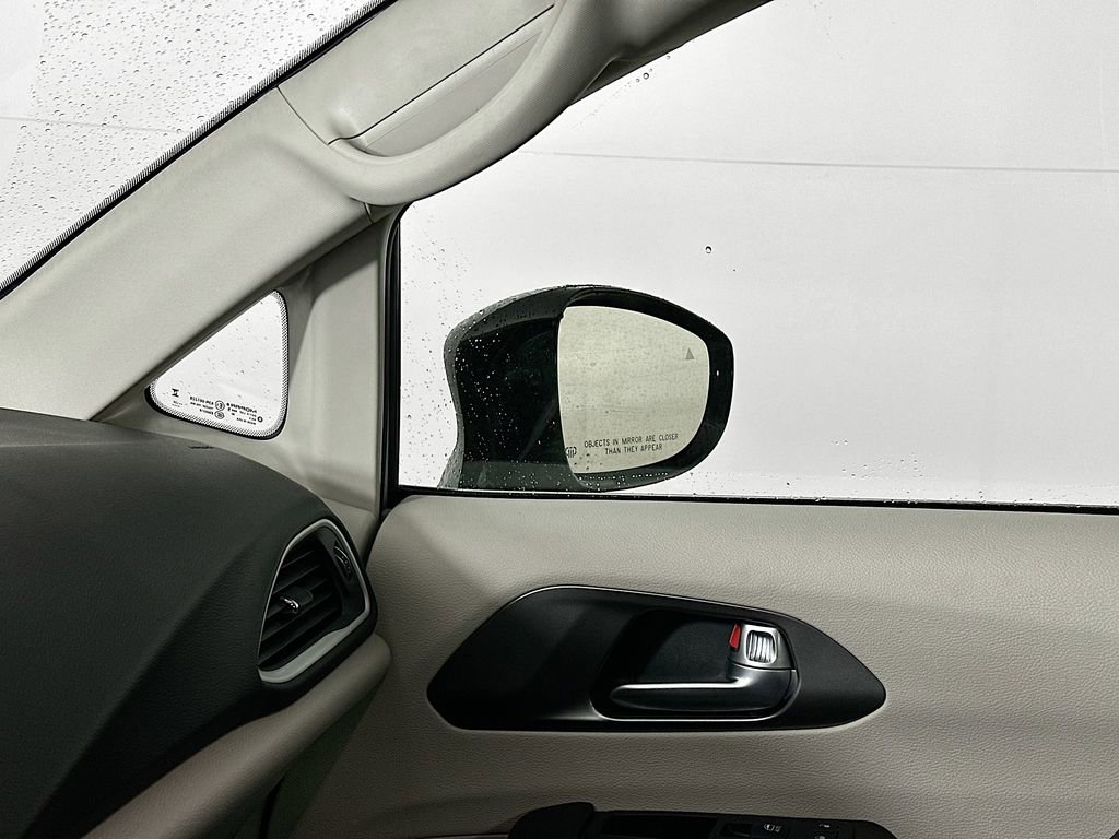 Used 2024 Chrysler Pacifica Touring-L image 27