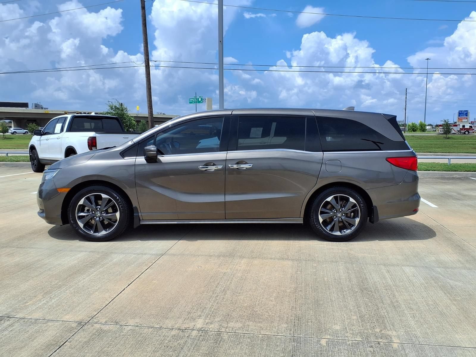 Used 2022 Honda Odyssey Elite image 3