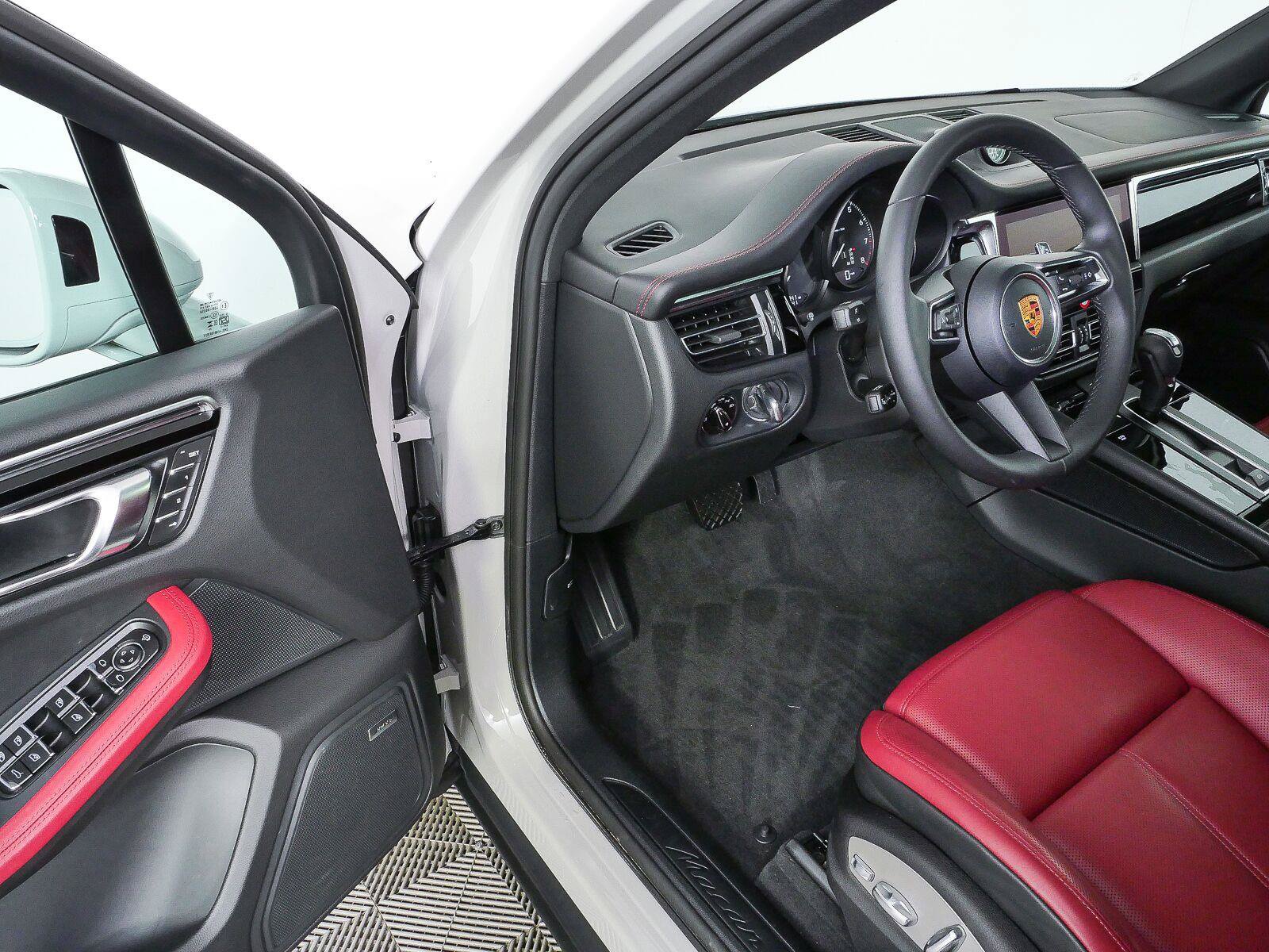 Certified 2026 Porsche Macan AWD/4WD image 8