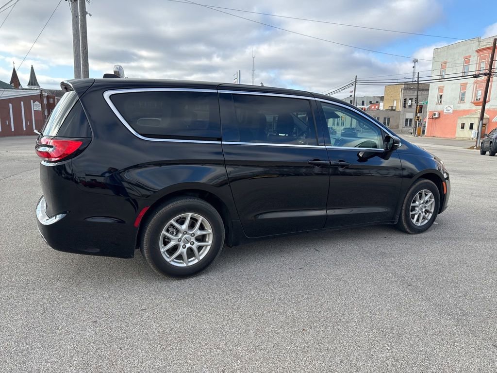 Used 2024 Chrysler Pacifica Touring-L image 8