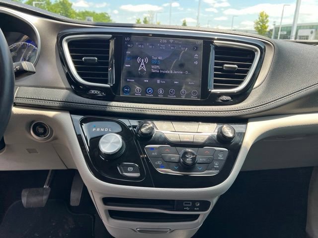 Used 2018 Chrysler Pacifica Limited FWD image 16