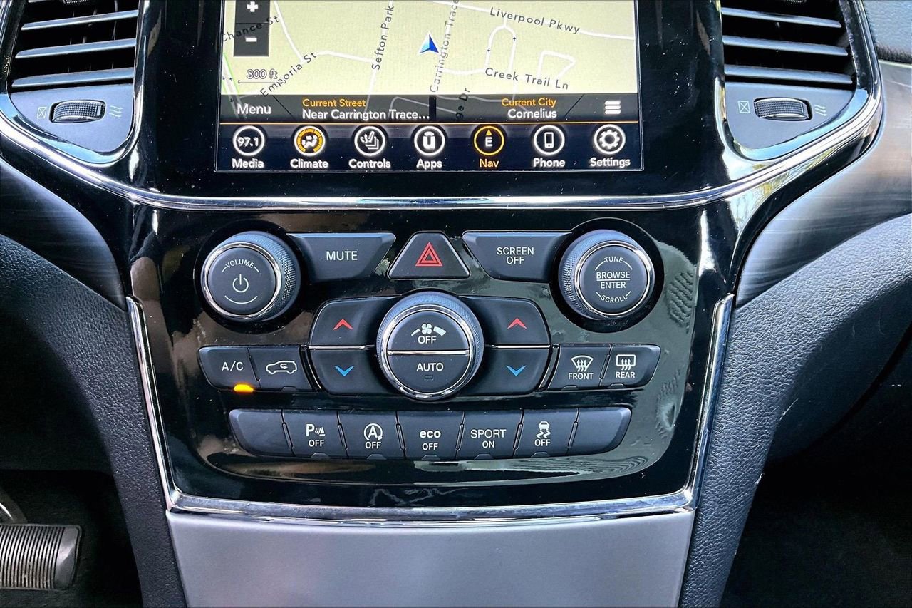 Certified 2022 Jeep Grand Cherokee Laredo X AWD/4WD image 19