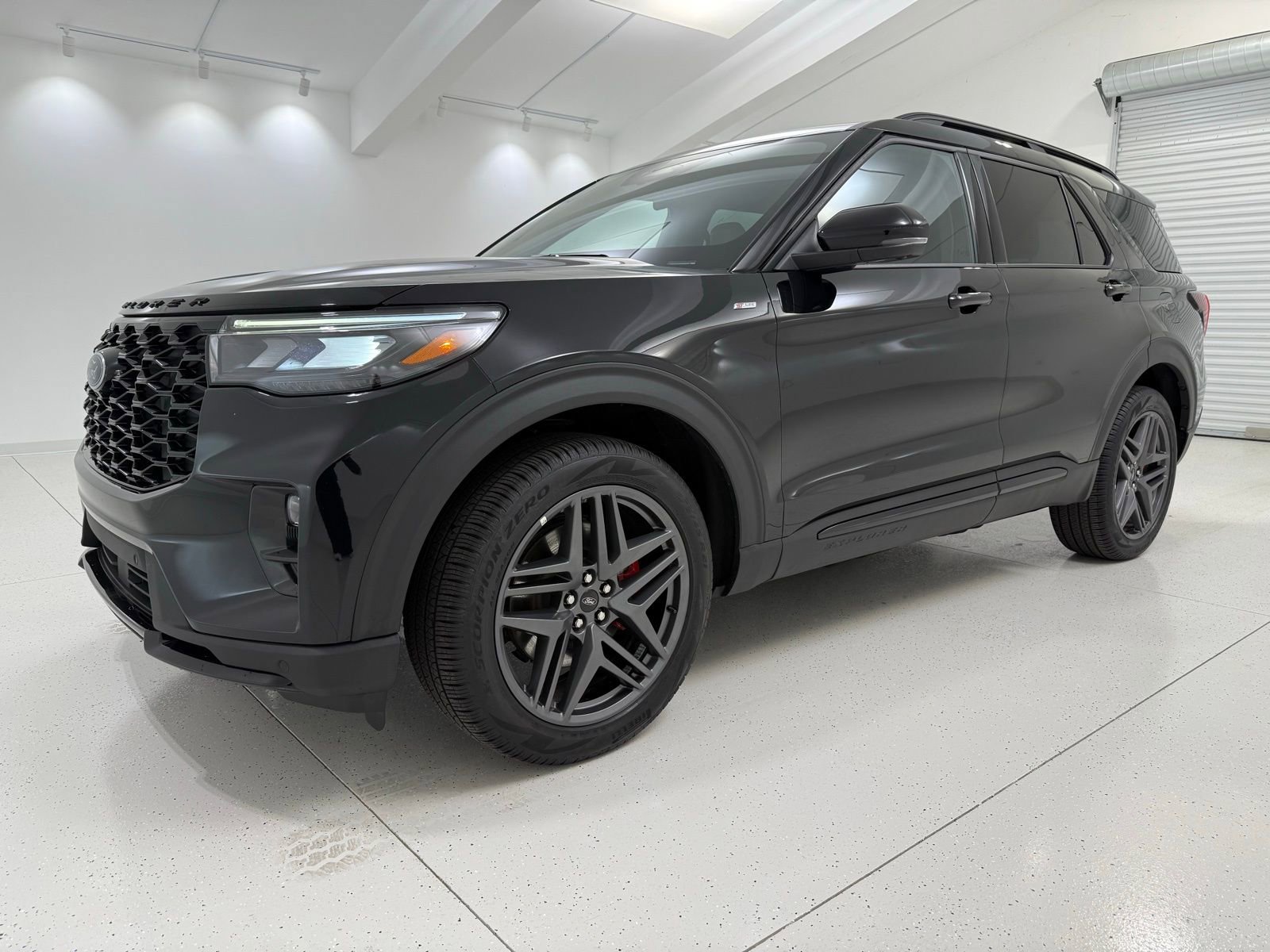 Used 2025 Ford Explorer ST-Line w/ ST-Line Street Pack image 3