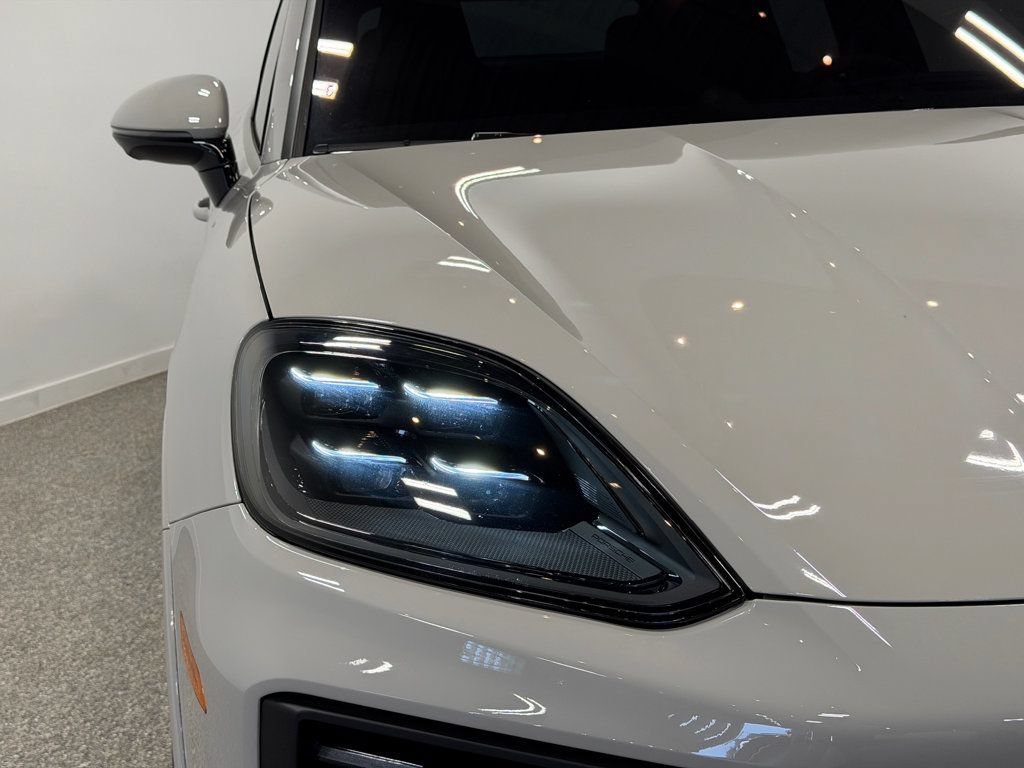 Used 2025 Porsche Cayenne Turbo AWD/4WD image 5