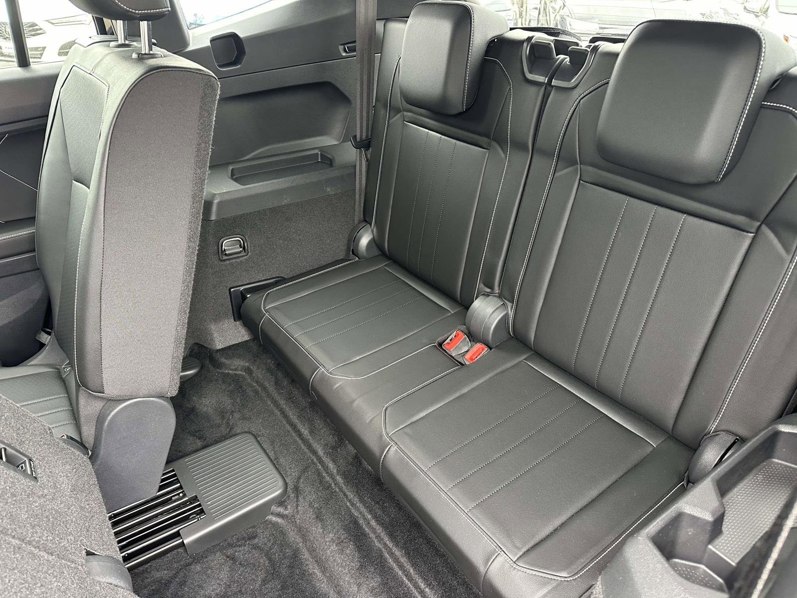 Certified 2022 Volkswagen Tiguan SE R-Line image 13