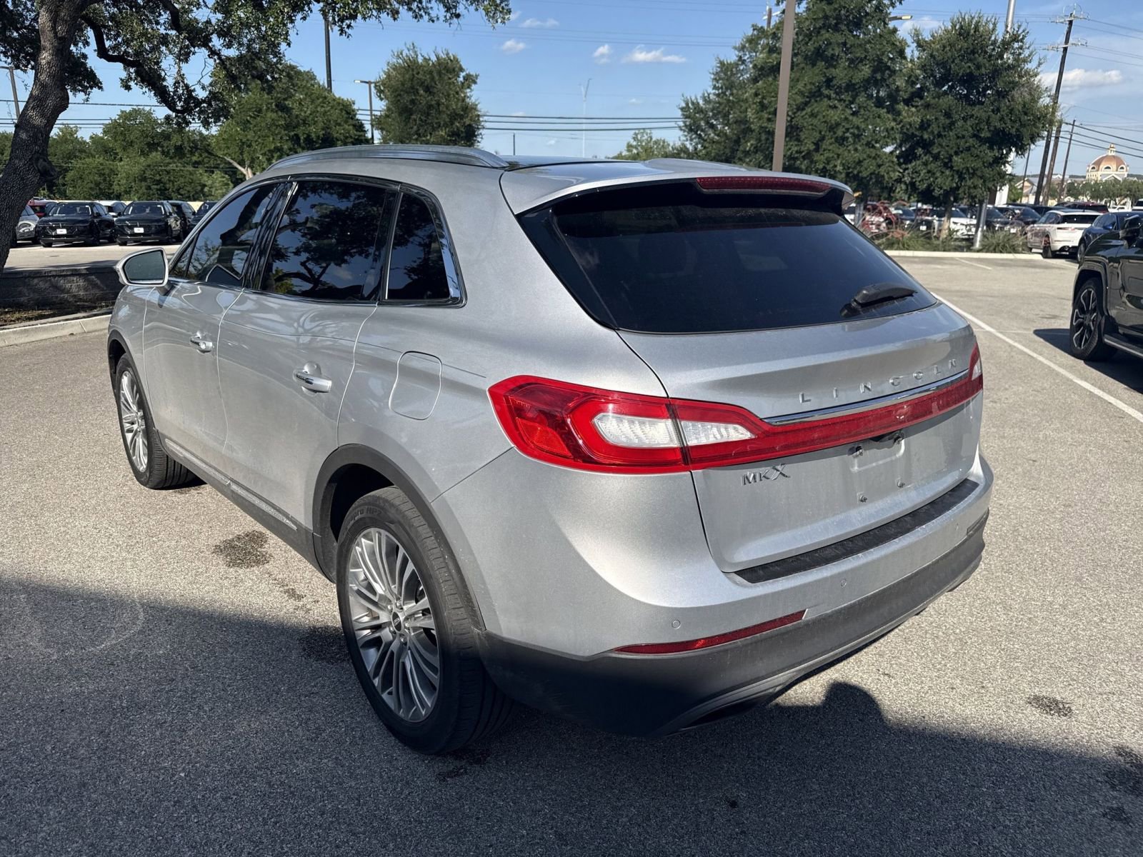 Used 2018 Lincoln MKX Reserve w/ Cargo Accessories Package FWD image 4
