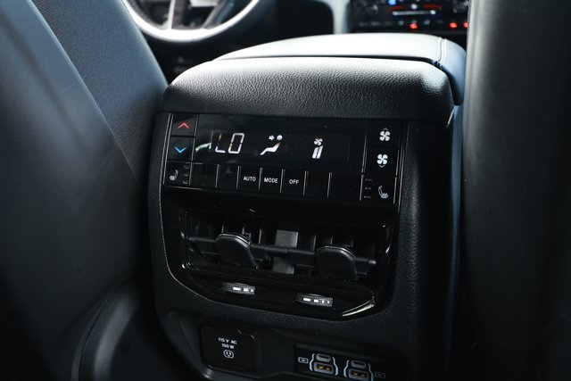 Used 2023 Jeep Grand Cherokee L Limited w/ Luxury Tech Group II AWD/4WD image 35
