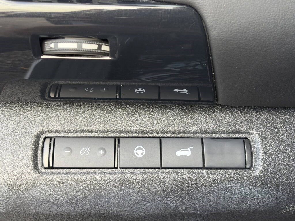 Certified 2025 Nissan Pathfinder SV image 25