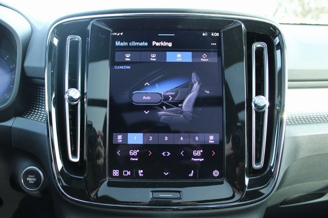 Used 2025 Volvo XC40 B5 Plus image 21