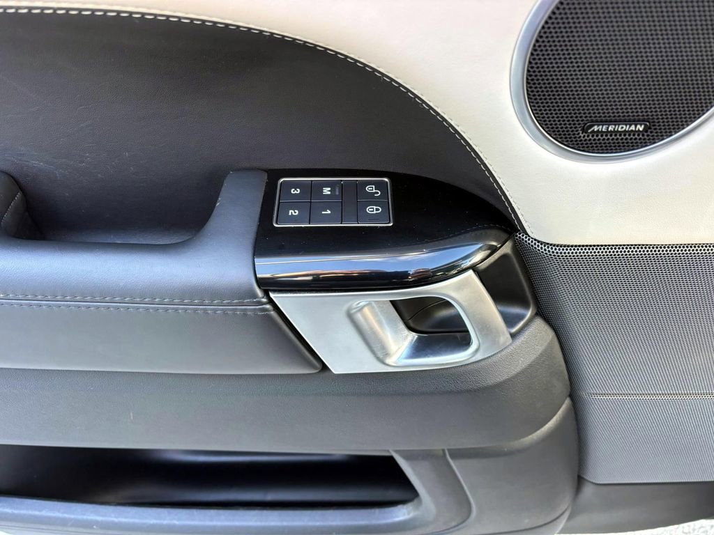 Used 2020 Land Rover Range Rover Sport HST image 13
