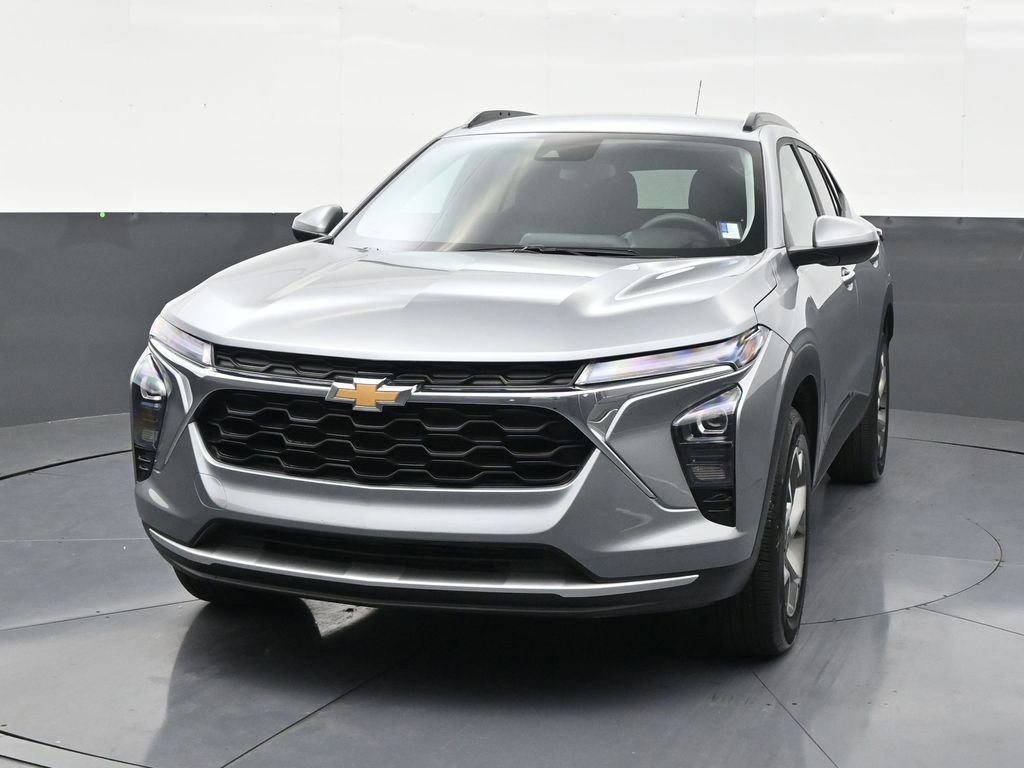 Used 2025 Chevrolet Trax LT FWD image 8