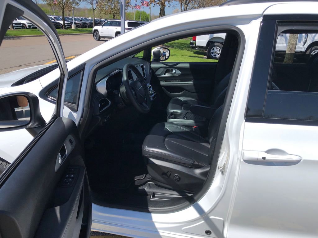 Used 2023 Chrysler Pacifica Touring-L w/ S Appearance Package FWD image 18