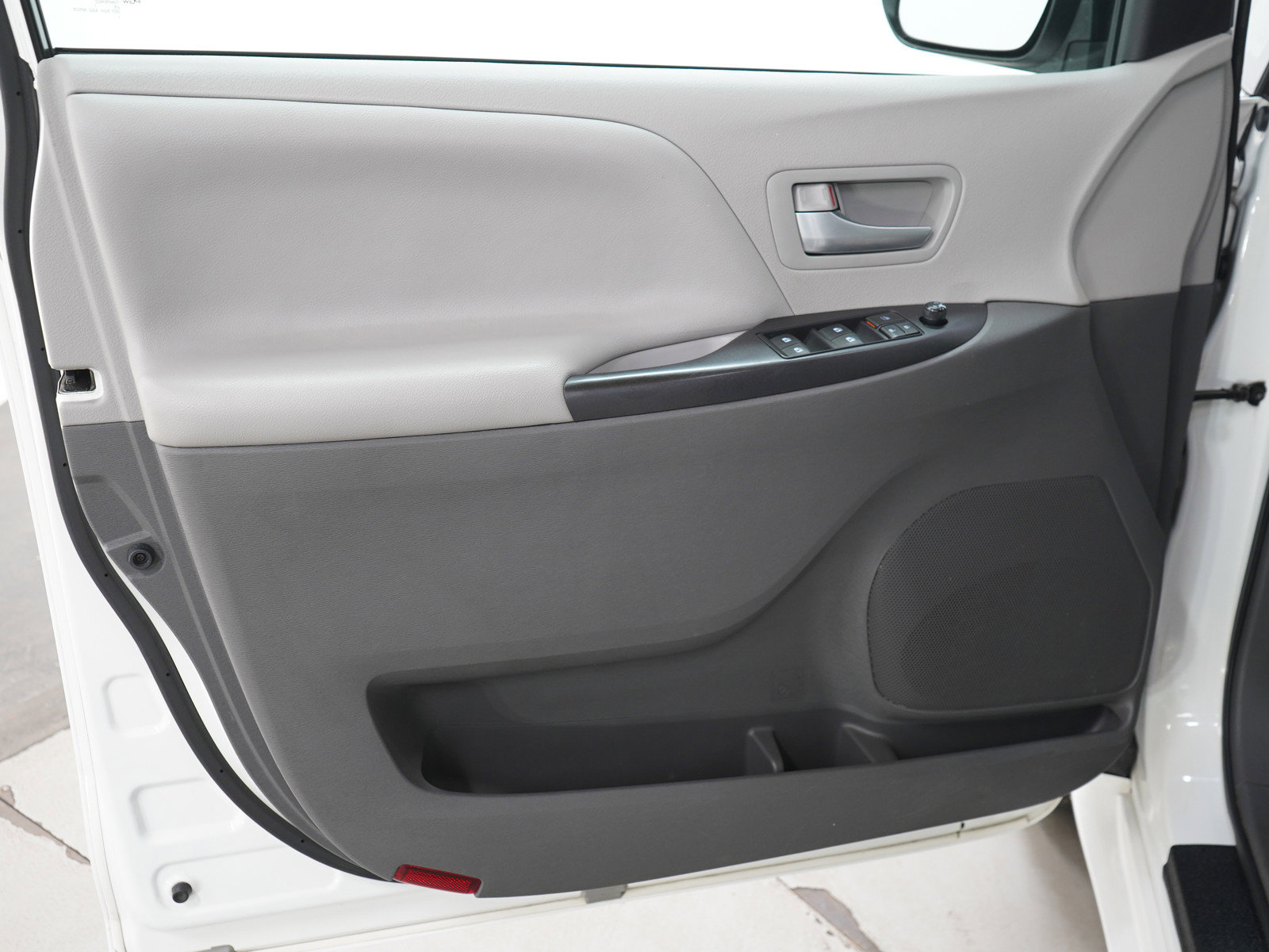 Used 2017 Toyota Sienna LE image 23