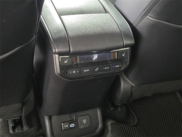 Used 2023 Toyota Highlander Platinum image 16