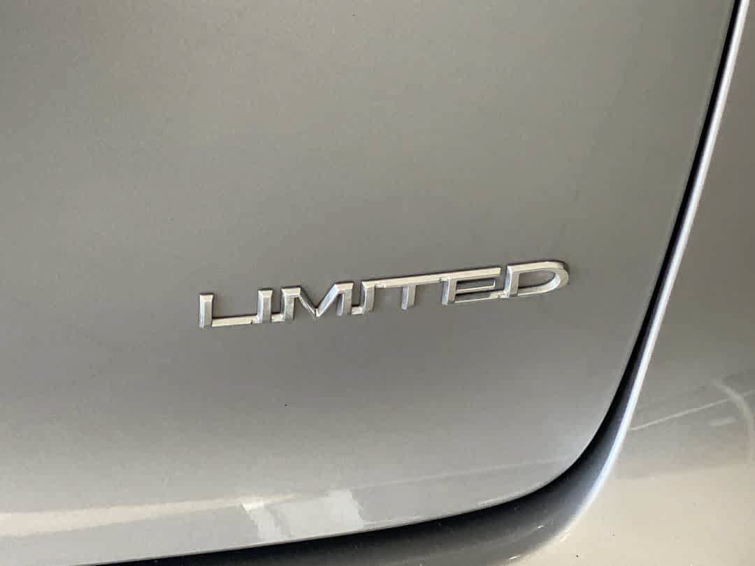 Used 2018 Chrysler Pacifica Limited FWD image 12