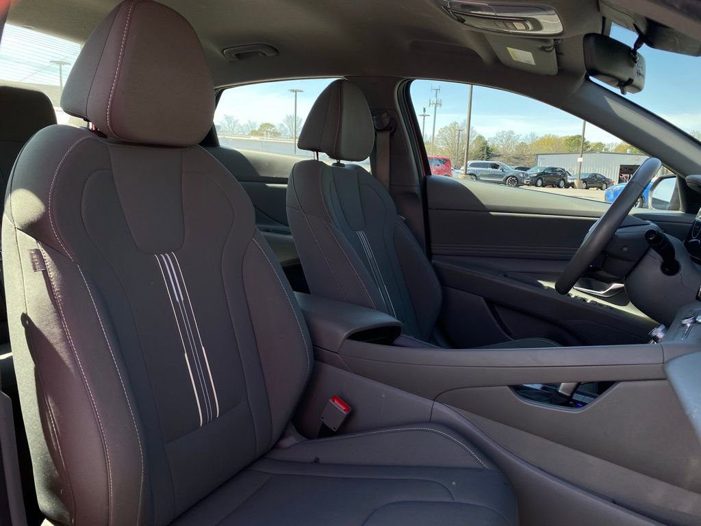 Used 2023 Hyundai Elantra SEL w/ Convenience Package image 28