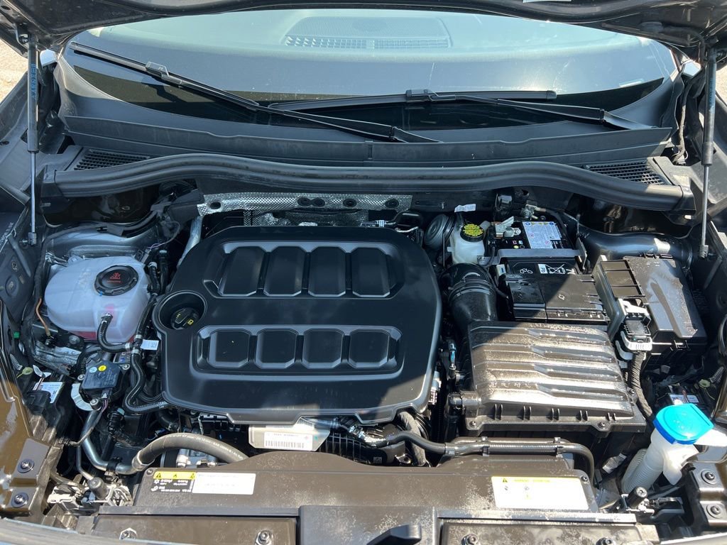 Used 2025 Volkswagen Tiguan SE FWD image 12