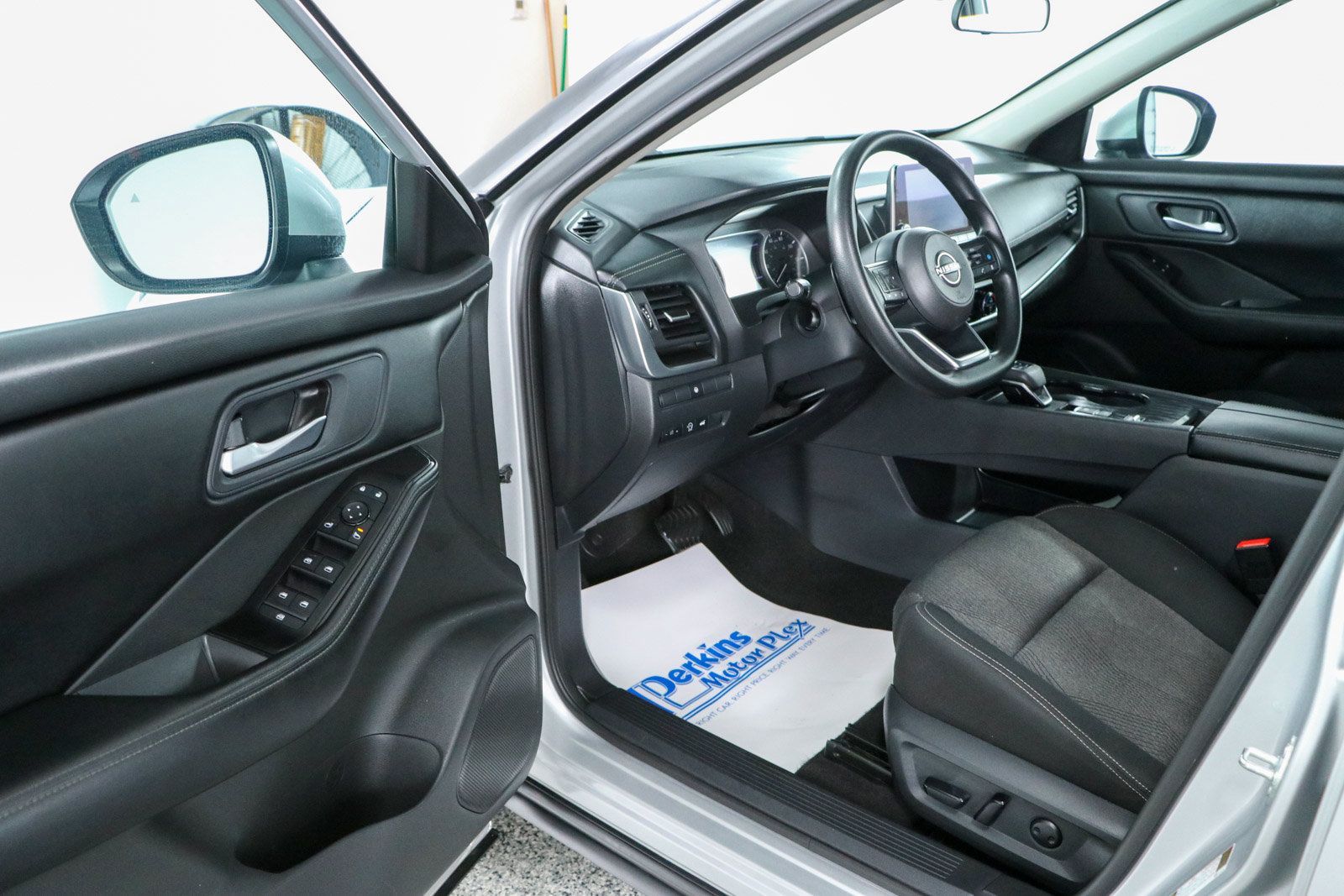 Used 2024 Nissan Rogue SV FWD image 3