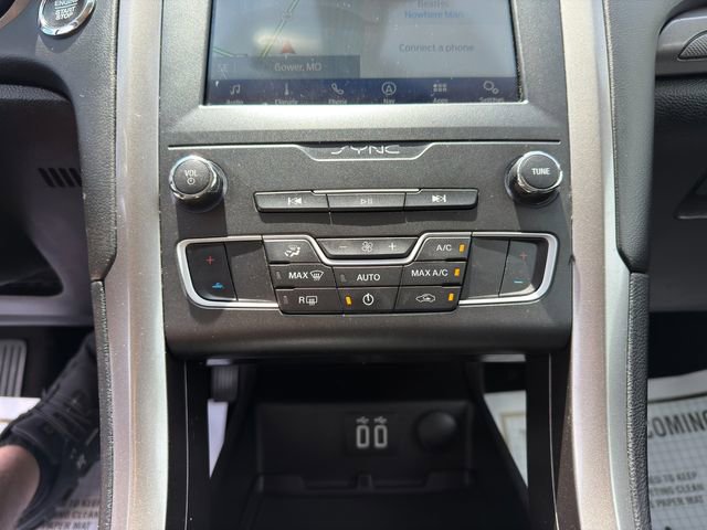 Used 2020 Ford Fusion SE FWD image 28
