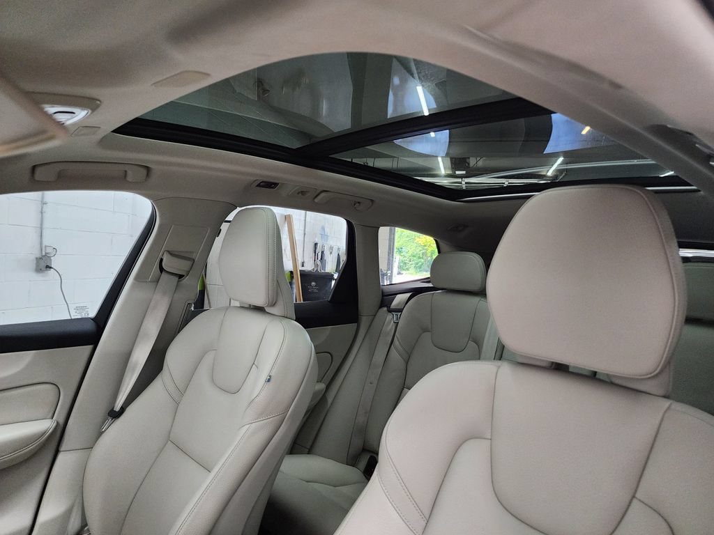 Used 2020 Volvo XC60 T6 Momentum AWD/4WD image 24