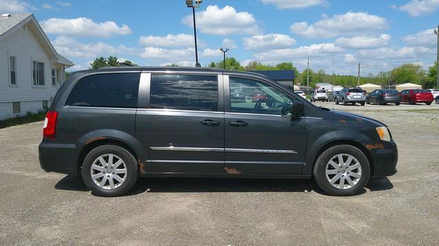 Used 2011 Chrysler Town & Country Touring-L w/ Entertainment Group #2 FWD image 11