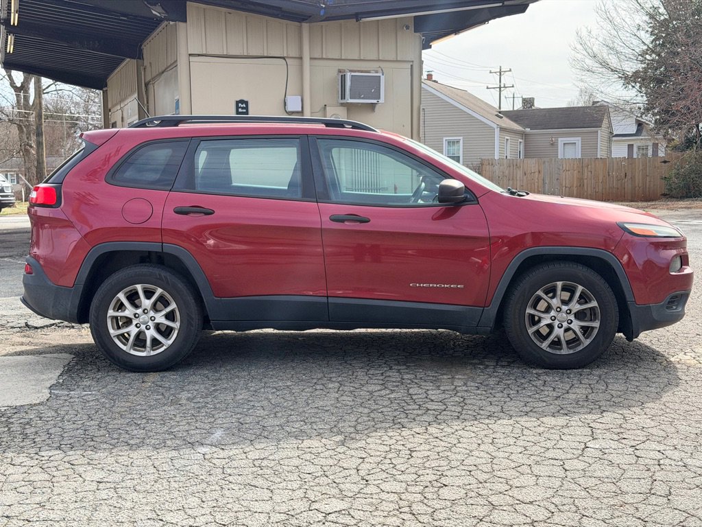 Used 2016 Jeep Cherokee Sport image 4