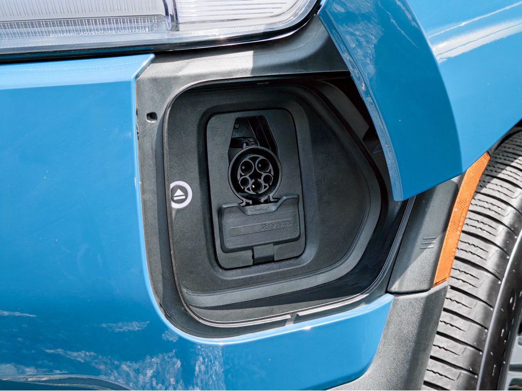 Used 2025 Rivian R1S Adventure AWD/4WD image 5
